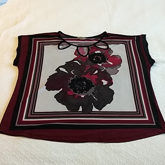 Lavish Plus Tops - ⤵️CLEARANCE⤵️EUC Peek a boo Woman's Top